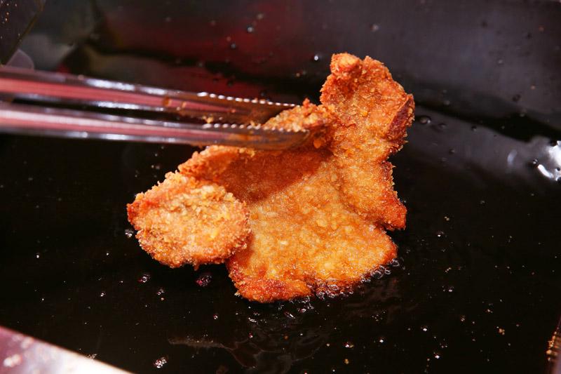 台式炸排骨不能直接沾粉？酥脆的祕诀在「这一步」！