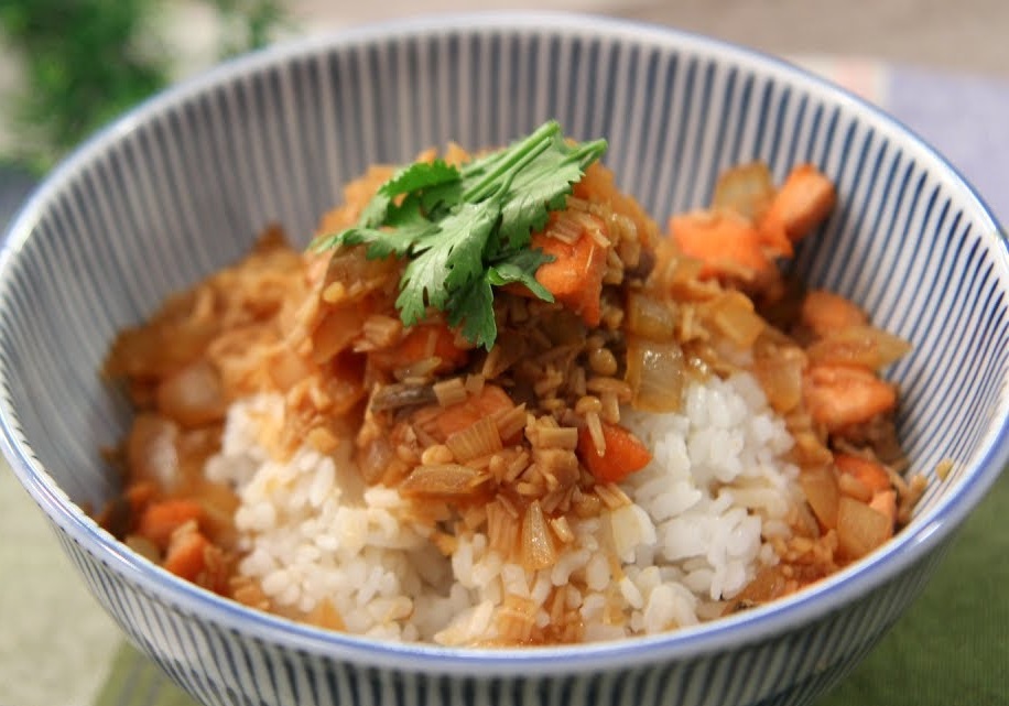 鲑鱼卤肉饭 (影片)