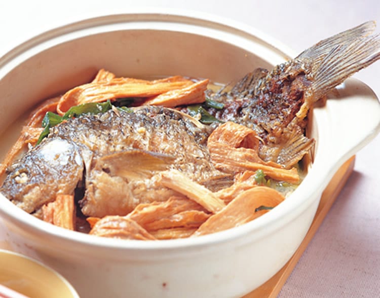 食谱:姜葱鲤鱼煲