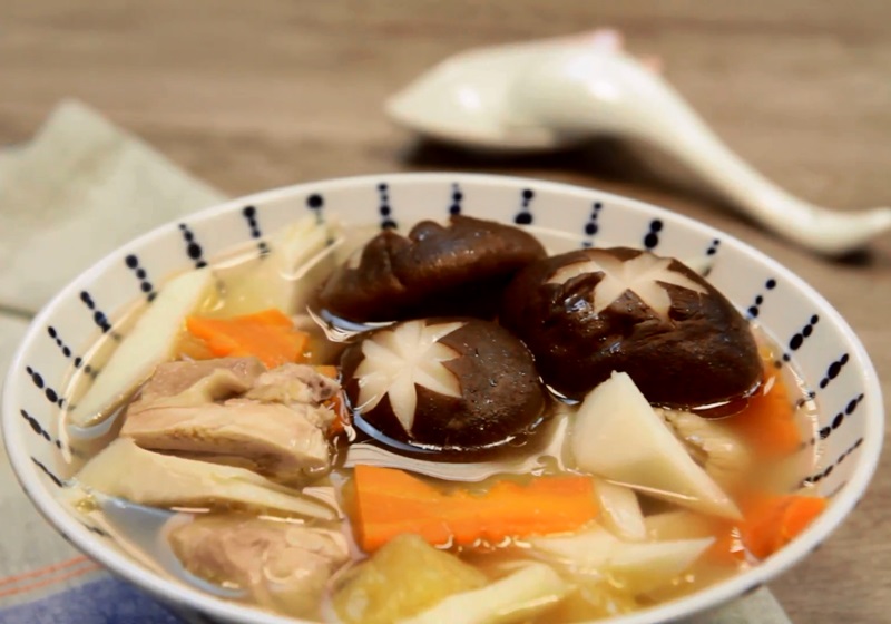 凤梨豆酱竹笋鸡汤 (影片)