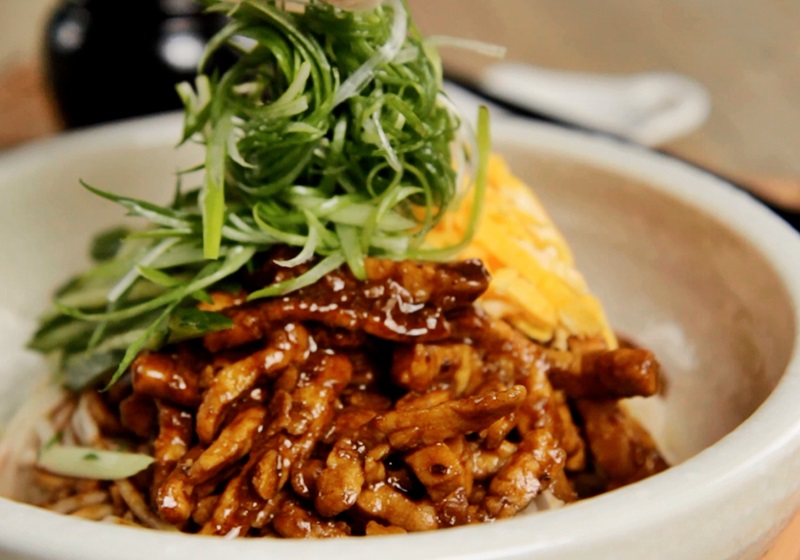 京酱肉丝拌面 (影片)