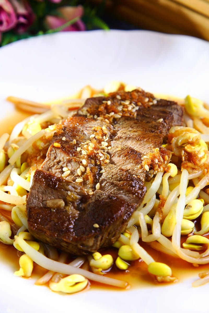 烧肉凉拌黄豆芽
