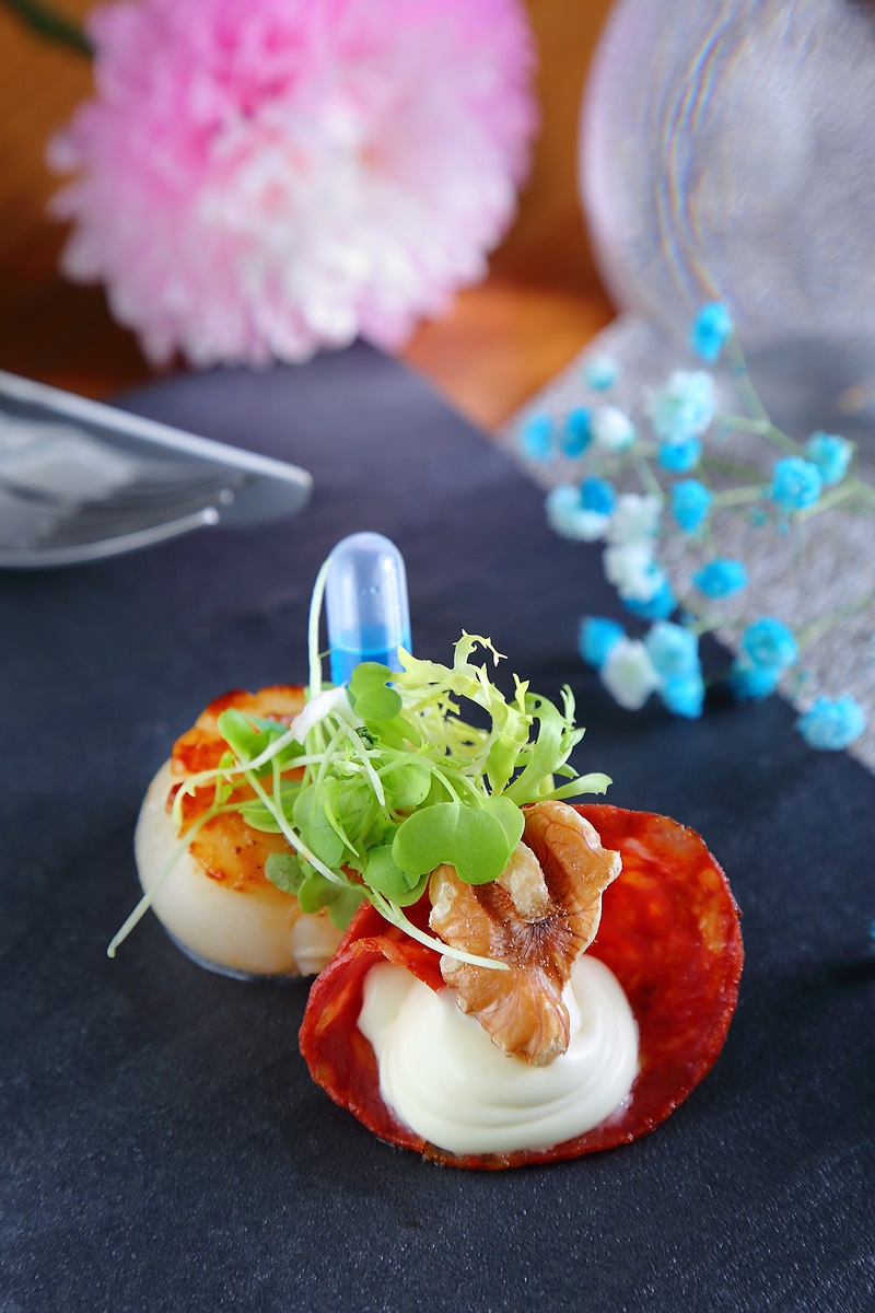 蓝柑橘酒干贝佐西班牙腊肠乳酪