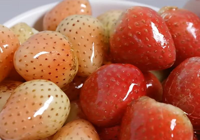 草莓糖葫芦～简单 3 个撇步，在家DIY不失败！(影音)