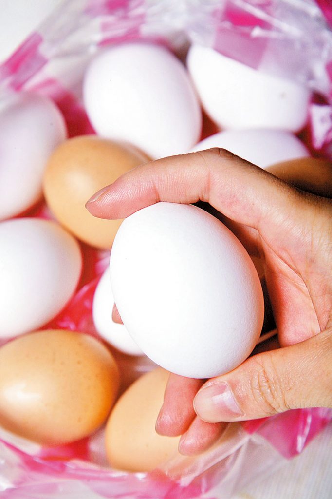 土鸡蛋比较营养？买蛋越大颗越好？「鸡蛋挑买＆保存」你做对了吗？